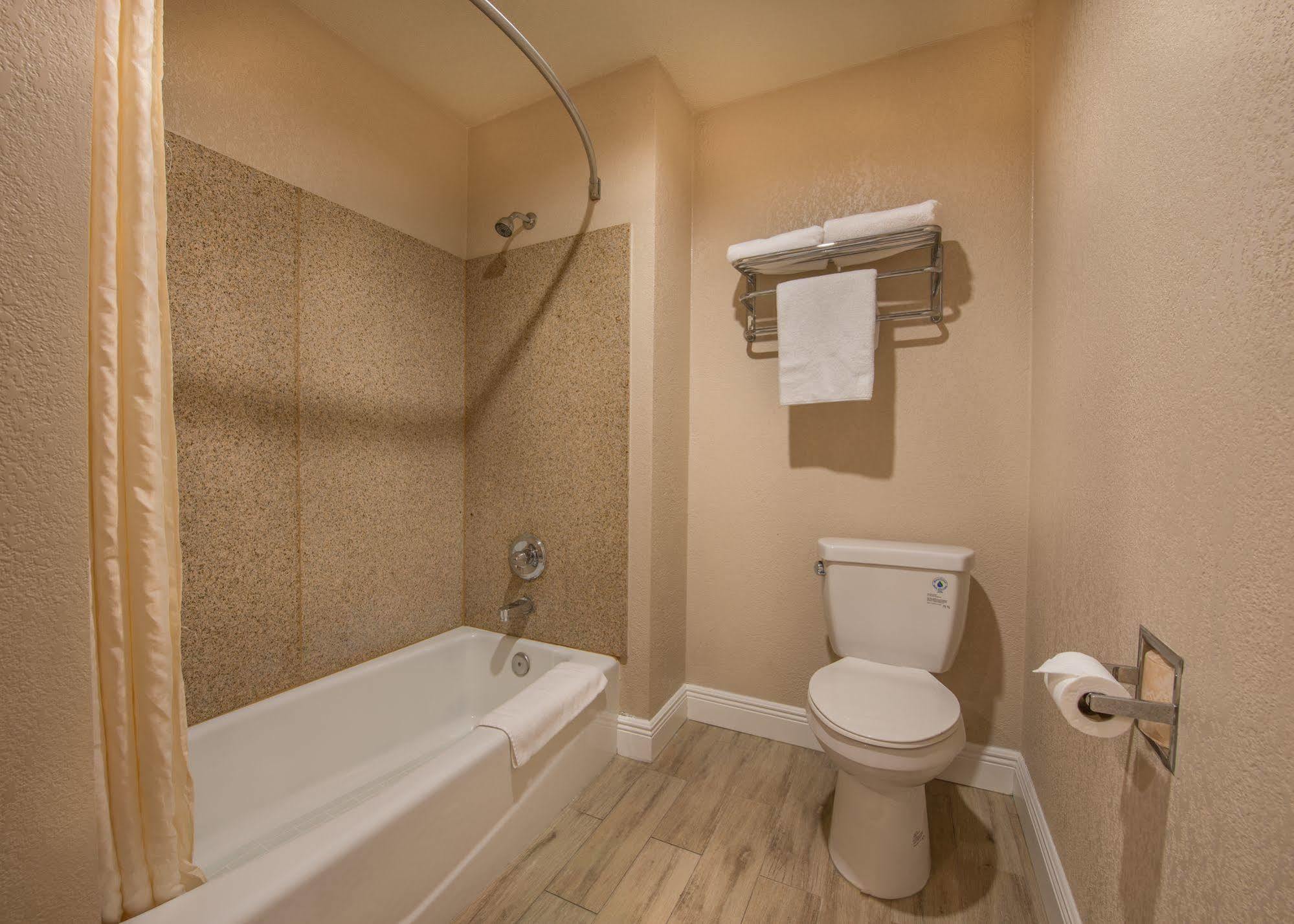Edge Water Inn Reedley Esterno foto