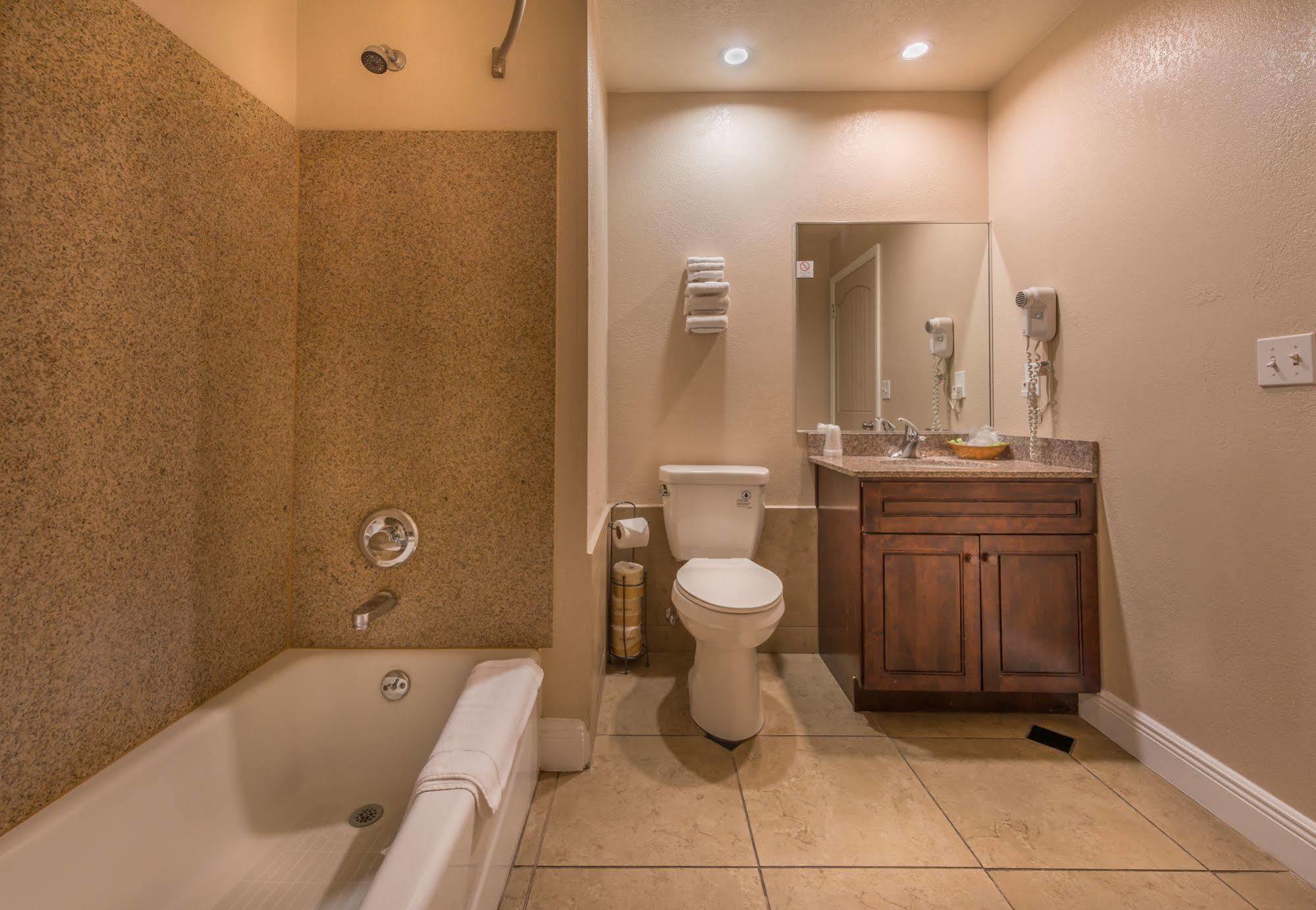 Edge Water Inn Reedley Esterno foto