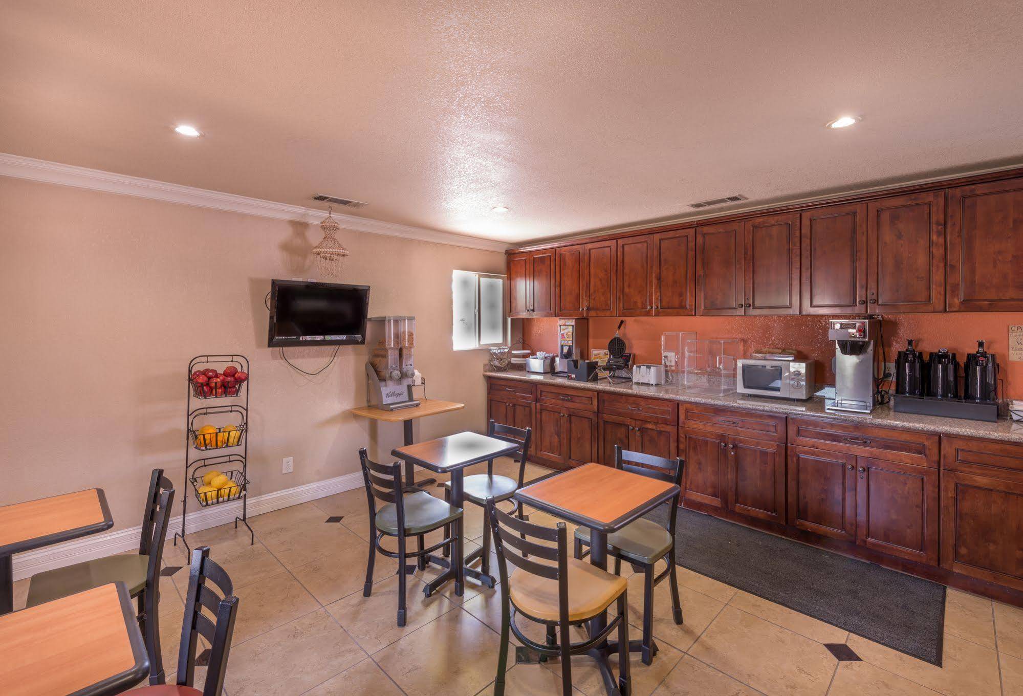 Edge Water Inn Reedley Esterno foto
