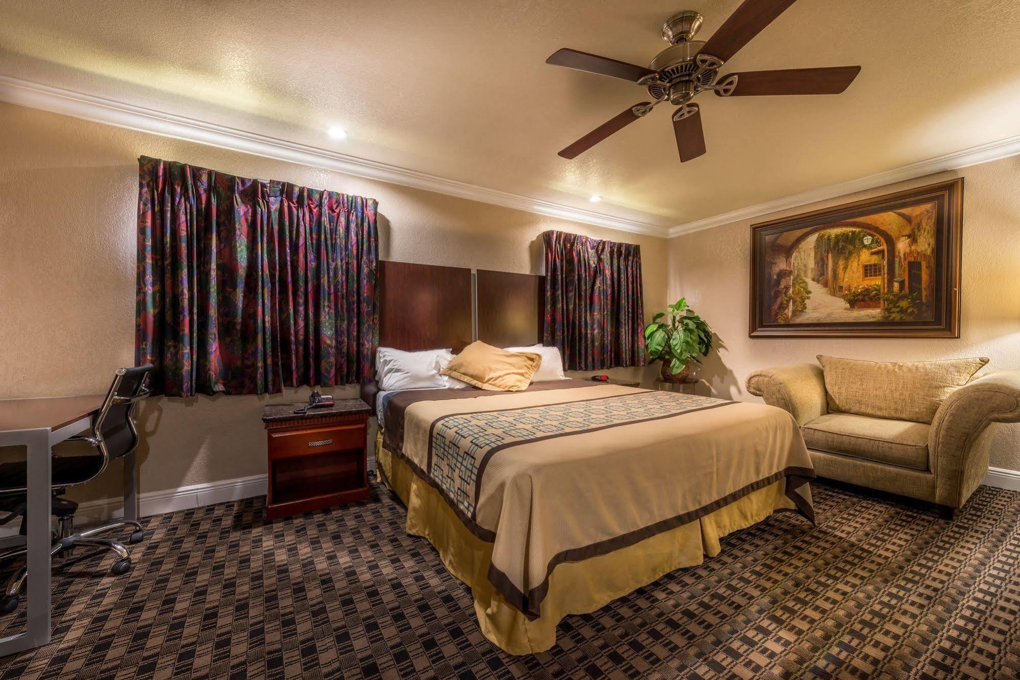 Edge Water Inn Reedley Esterno foto