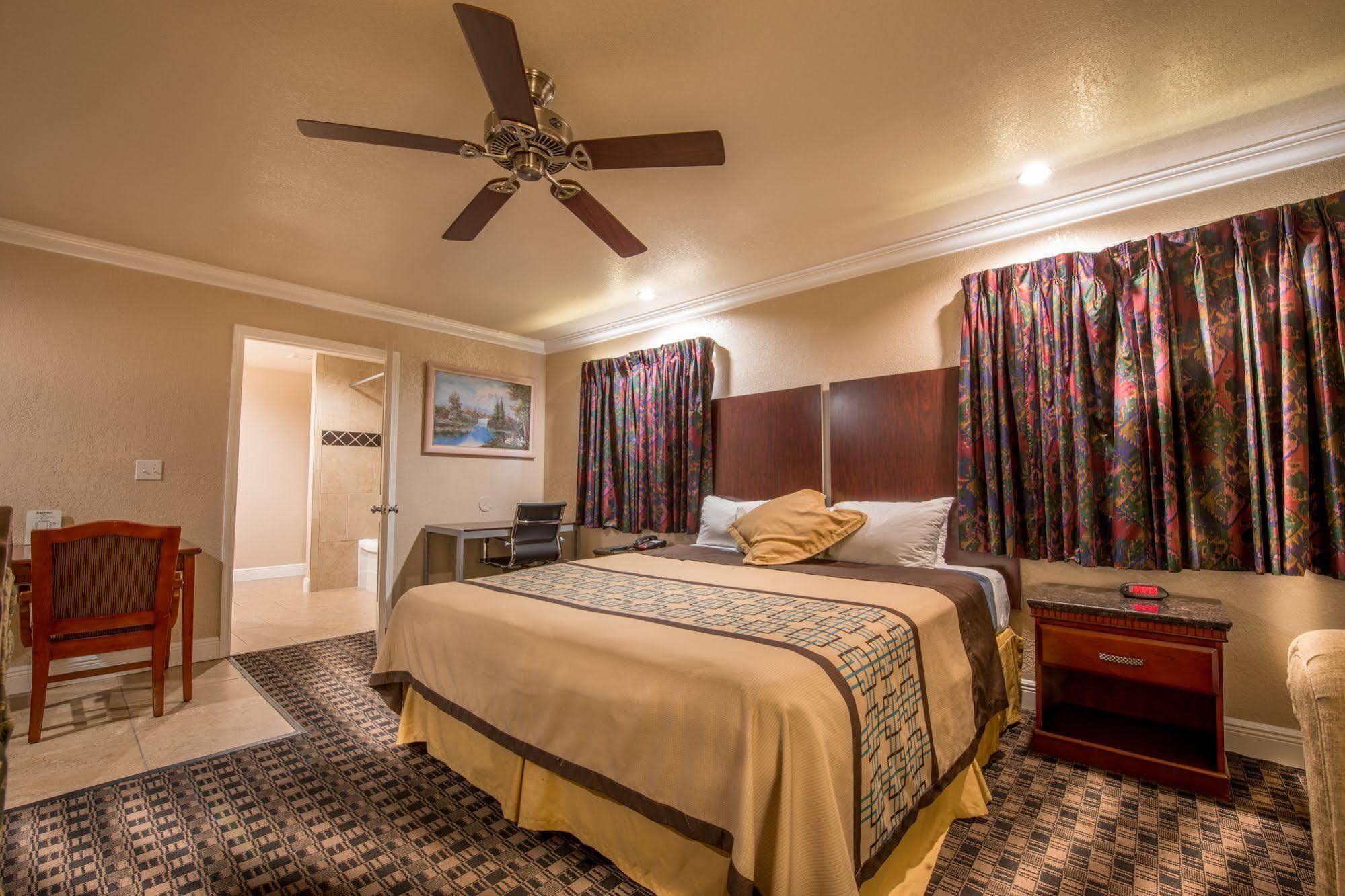Edge Water Inn Reedley Esterno foto