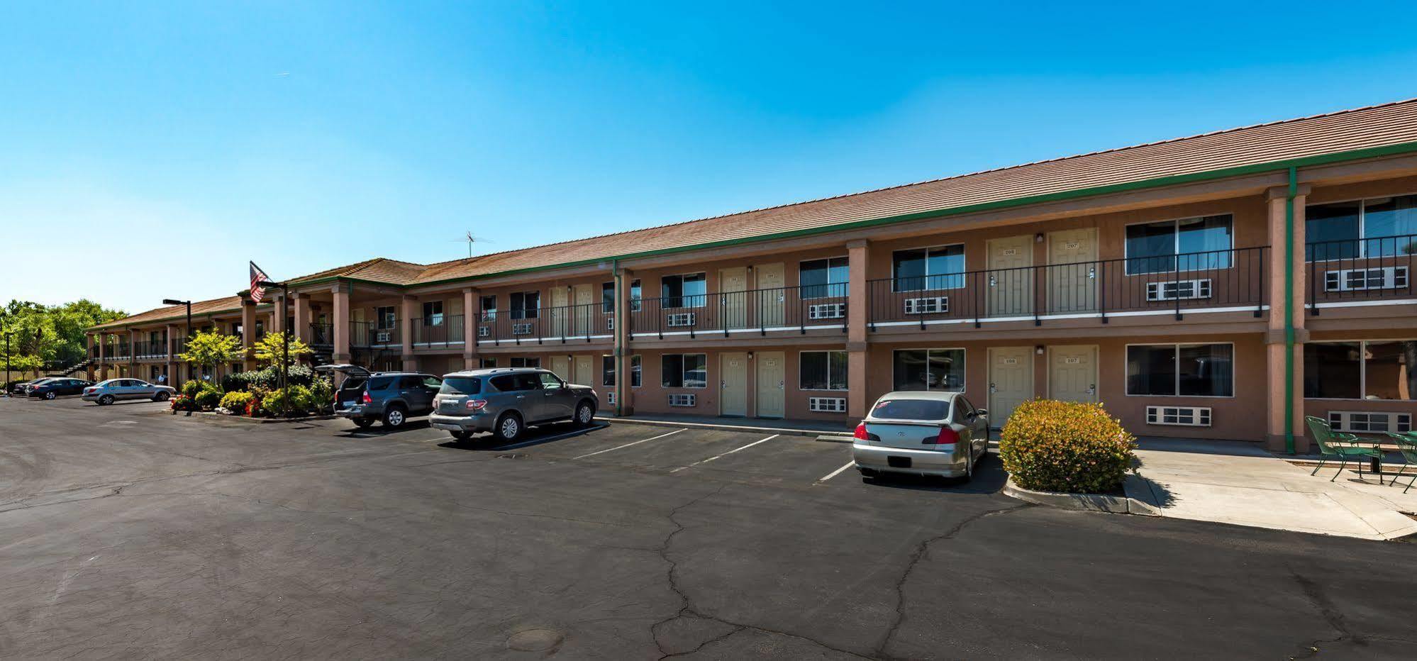 Edge Water Inn Reedley Esterno foto